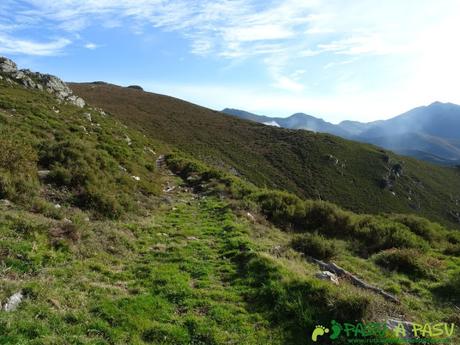 Dolmen de Merillés: Camino hacia Espinaredo desde El Dolmen