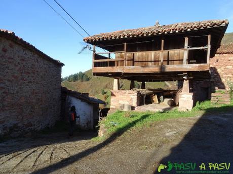 Dolmen de Merillés: Hórreo en Espinaredo, Tineo