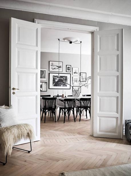 salón nórdico puertas dobles blancas Paredes grises y carpintería blanca look total white todo blanco estilo nórdico decoración gris decoración blanco comedor nordico sillas negras blog decoración nórdica 