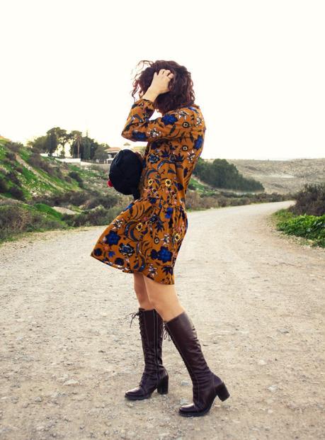 melange_boutique_fashion_blog_de_moda_zaful_dresslily_como_combinar_vestido_ocre_mostaza_gorro_orejas_de_gato_tendencia_romantica_volantes