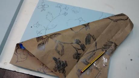 Como trabajamos en dos mesitas de luz imitando un bordado