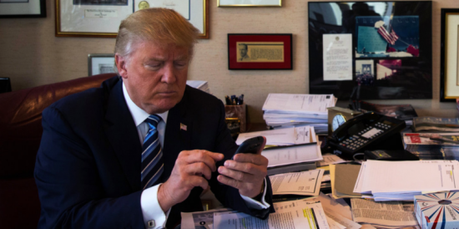 Trump sigue usando su viejo teléfono Android