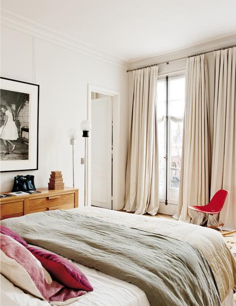 Un sofa chester de terciopelo pendant curtains