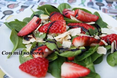 ENSALADA DE FRESAS, ESPINACAS Y GRANA  PADANO