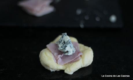 Media Noche rellena de Jamón Cocido y Queso Azul