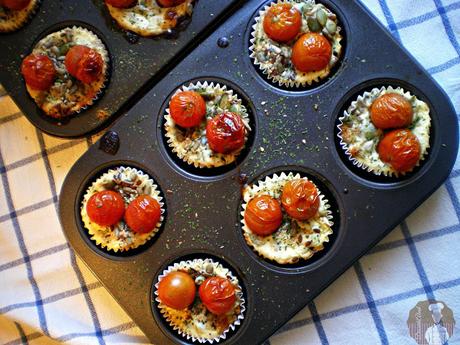 Muffins  de pan integral, queso y tomate