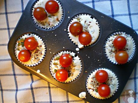 Muffins  de pan integral, queso y tomate: Listos para hornear