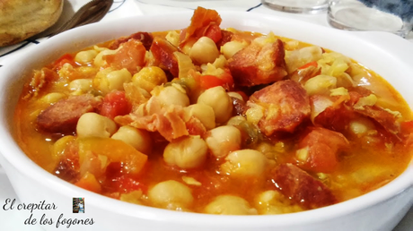 GARBANZOS EN SALSA DE TOMATE CON JAMÓN Y CHORIZO