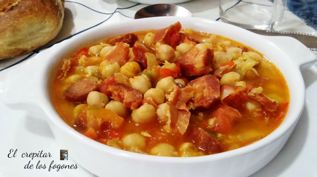 GARBANZOS EN SALSA DE TOMATE CON JAMÓN Y CHORIZO