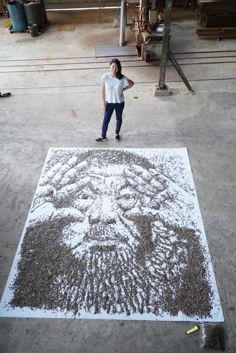 Artista crea un asombroso retrato con 20.000 semillas de girasol