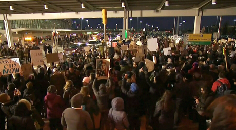 Protestas a favor de los refugiados en principales aeropuertos del país (VIDEO) Protestas a favor de los refugiados en principales aeropuertos del país (VIDEO)