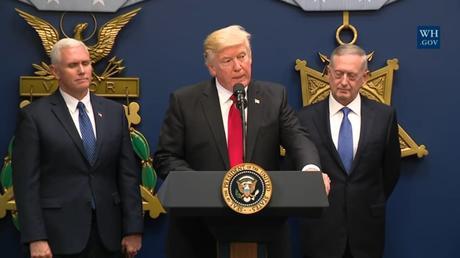 Trump firma orden ejecutiva restringiendo emisión de visas y admisión de refugiados