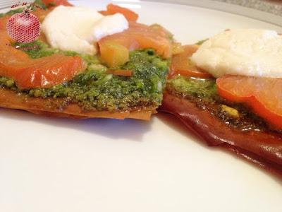 Pizza crujiente con pesto de espinacas y queso de cabra