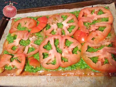 Pizza crujiente con pesto de espinacas y queso de cabra