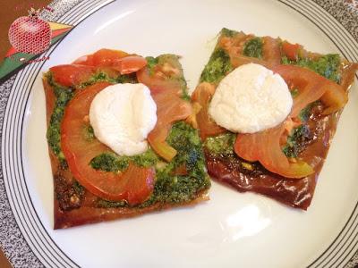Pizza crujiente con pesto de espinacas y queso de cabra