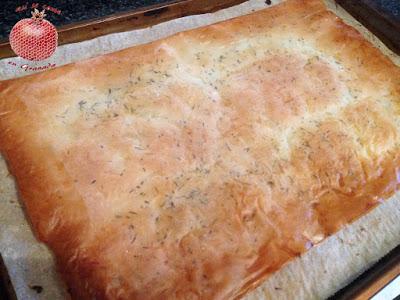 Pizza crujiente con pesto de espinacas y queso de cabra