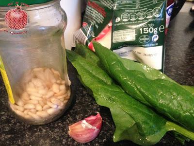 Pizza crujiente con pesto de espinacas y queso de cabra