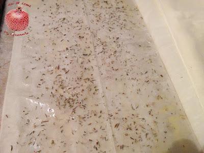 Pizza crujiente con pesto de espinacas y queso de cabra