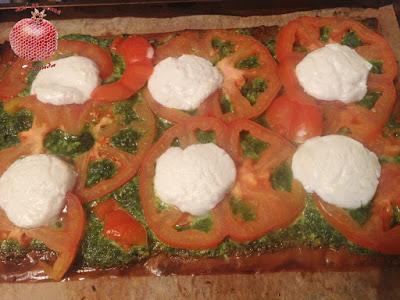 Pizza crujiente con pesto de espinacas y queso de cabra