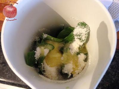 Pizza crujiente con pesto de espinacas y queso de cabra