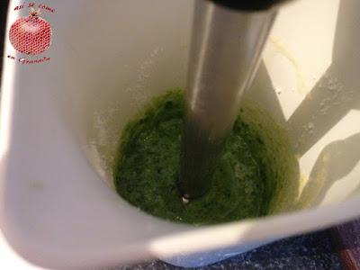 Pizza crujiente con pesto de espinacas y queso de cabra