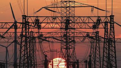 Suben la luz y las olas de protestas.