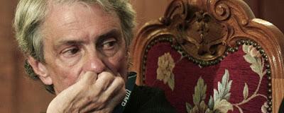 Suben la luz y las olas de protestas.