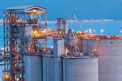 Suben la luz y las olas de protestas.