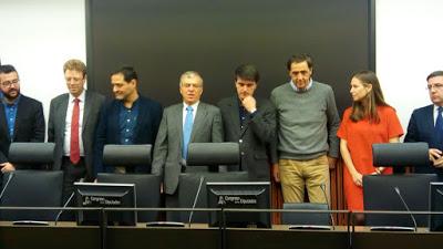 Suben la luz y las olas de protestas.