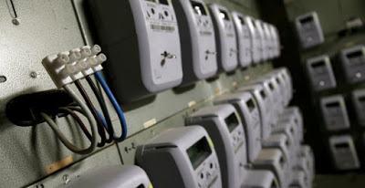 Suben la luz y las olas de protestas.