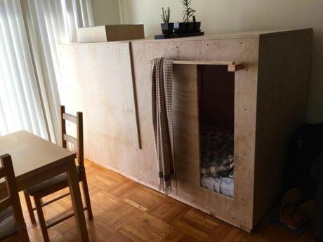 Un hombre de San Francisco paga $ 500 al mes para vivir en una caja de madera