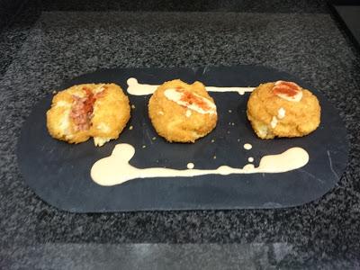 BOMBAS DE PATATA CON SALSA BRAVA