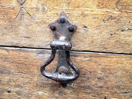 El significado de soñar con una aldaba. El significado de soñar con una aldaba.