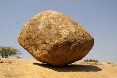 Una piedra de 250 toneladas que desafía las leyes de la física