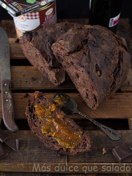 Pan de chocolate y vino tinto con naranja confitada