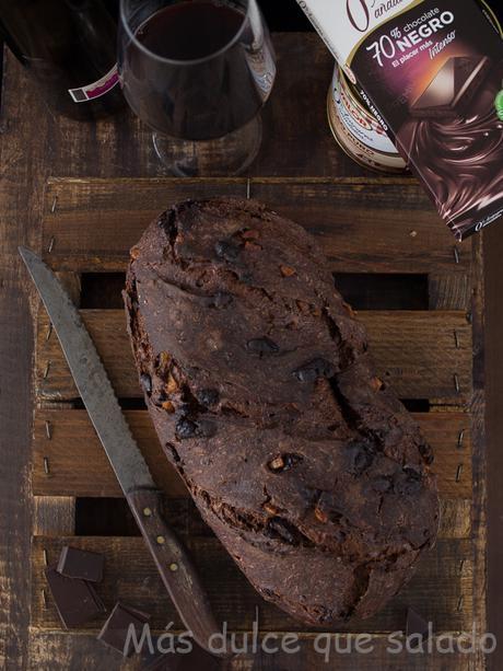 Pan de chocolate y vino tinto con naranja confitada