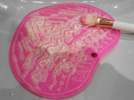 Diy: tabla para limpiar las brochas de maquillaje