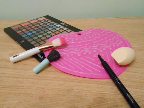 Diy: tabla para limpiar las brochas de maquillaje