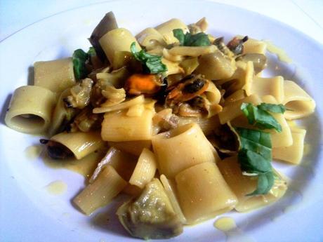 Pasta con alcachofas y mejillones - Paccheri con carciofi e cozze - Mussels and artichoke pasta recipe