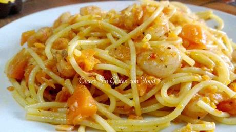 Espaguetis sin gluten con gambas y salmón