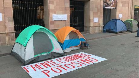 Diputados huyen cobardemente del Congreso ante manifestaciones