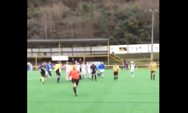 Vídeo de la persecución al árbitro en A Pontenova (Lugo). Un hombre ante la jauría, algo habitual... y consentido