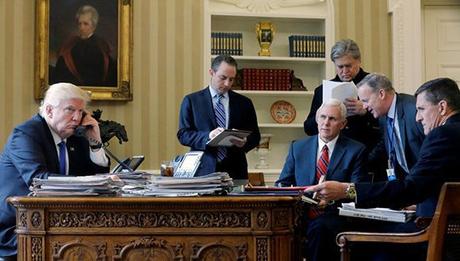 Donald Trump habla por teléfono con Vladímir Putin, el 28 de enero de 2017. Foto: Jonathan Ernst/ Reuters.