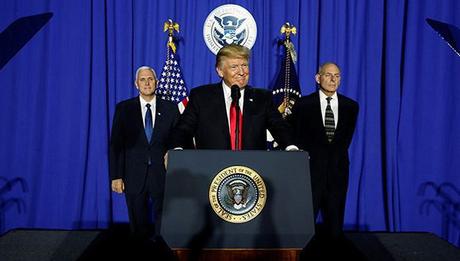 En sus primeros días en la presidencia Donald Trump ha cumplido varias de sus polémicas promesas electorales. Foto: Jonathan Ernst/ Reuters.