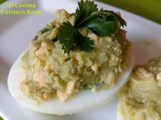 HUEVOS RELLENOS CON GUACAMOLE