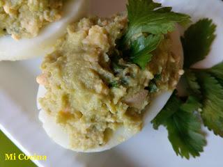 HUEVOS RELLENOS CON GUACAMOLE