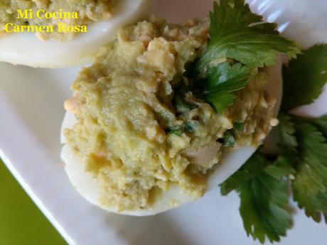 HUEVOS RELLENOS CON GUACAMOLE