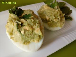 HUEVOS RELLENOS CON GUACAMOLE