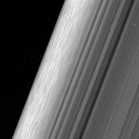 Cassini captura los anillos de Saturno a 134.500 km de distancia, como nunca antes visto!