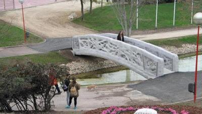 ASI ES EL PRIMER PUENTE PEATONAL CREADO POR UNA IMPRESORA 3D